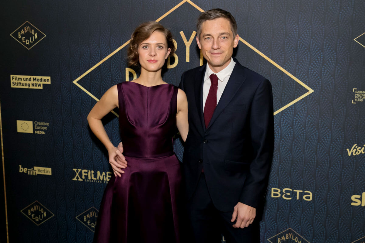 Am roten Teppich der Premiere von „Babylon Berlin“: Die beiden Hauptdarsteller Liv Lisa Fries und Volker Bruch.